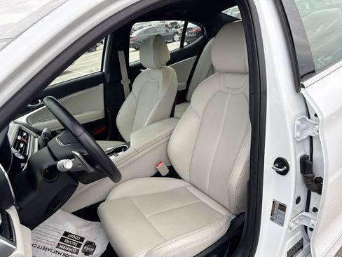 Used 2025 Genesis G70 2.5T image 13