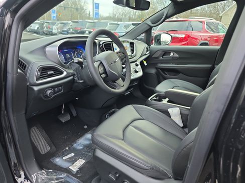 New 2026 Chrysler Pacifica Select w/ S Appearance Package FWD image 3