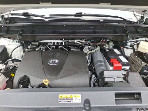 Used 2022 Toyota Highlander LE AWD/4WD image 25