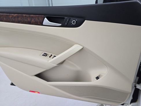 Used 2013 Volkswagen Passat 2.5 SEL Premium image 26