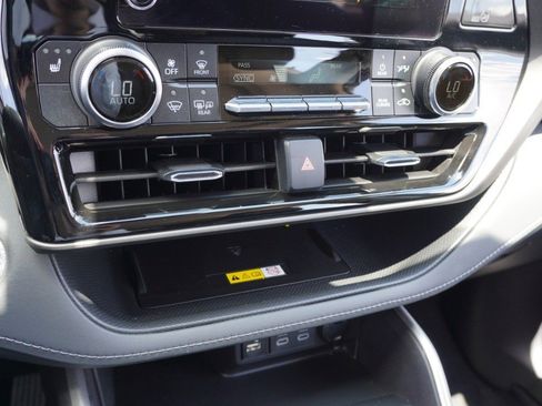 Used 2023 Toyota Highlander XLE FWD image 18
