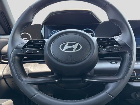Certified 2025 Hyundai Elantra SEL FWD image 19
