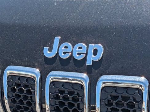 Used 2019 Jeep Cherokee Latitude w/ Popular Appearance Group AWD/4WD image 11
