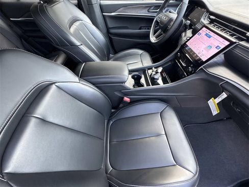 New 2025 Jeep Grand Cherokee Limited w/ Black Appearance Package image 13