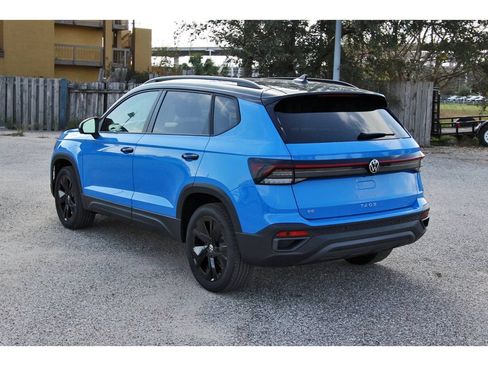 Certified 2025 Volkswagen Taos SE FWD image 5