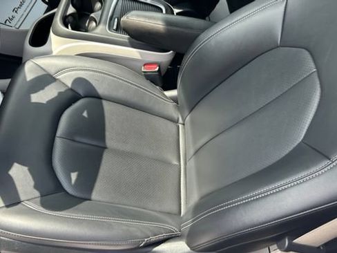 Used 2024 Chrysler Pacifica Touring-L FWD image 16