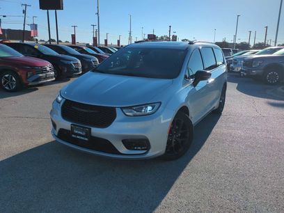 Used 2024 Chrysler Pacifica Limited w/ Uconnect Theater Family Group