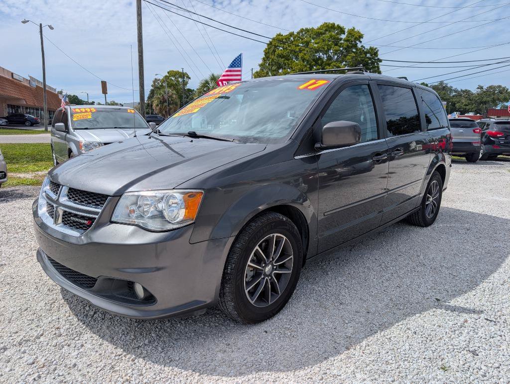 Used 2017 Dodge Grand Caravan SXT FWD image 3