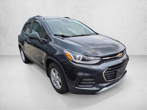 Used 2017 Chevrolet Trax LT w/ Sun & Sound Package FWD image 3