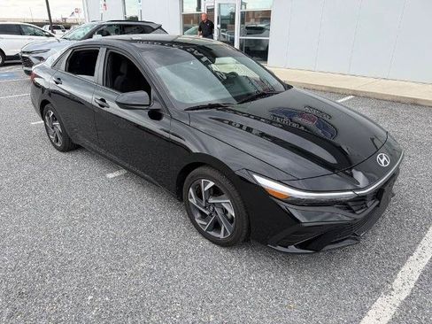 Used 2025 Hyundai Elantra Sport FWD image 2