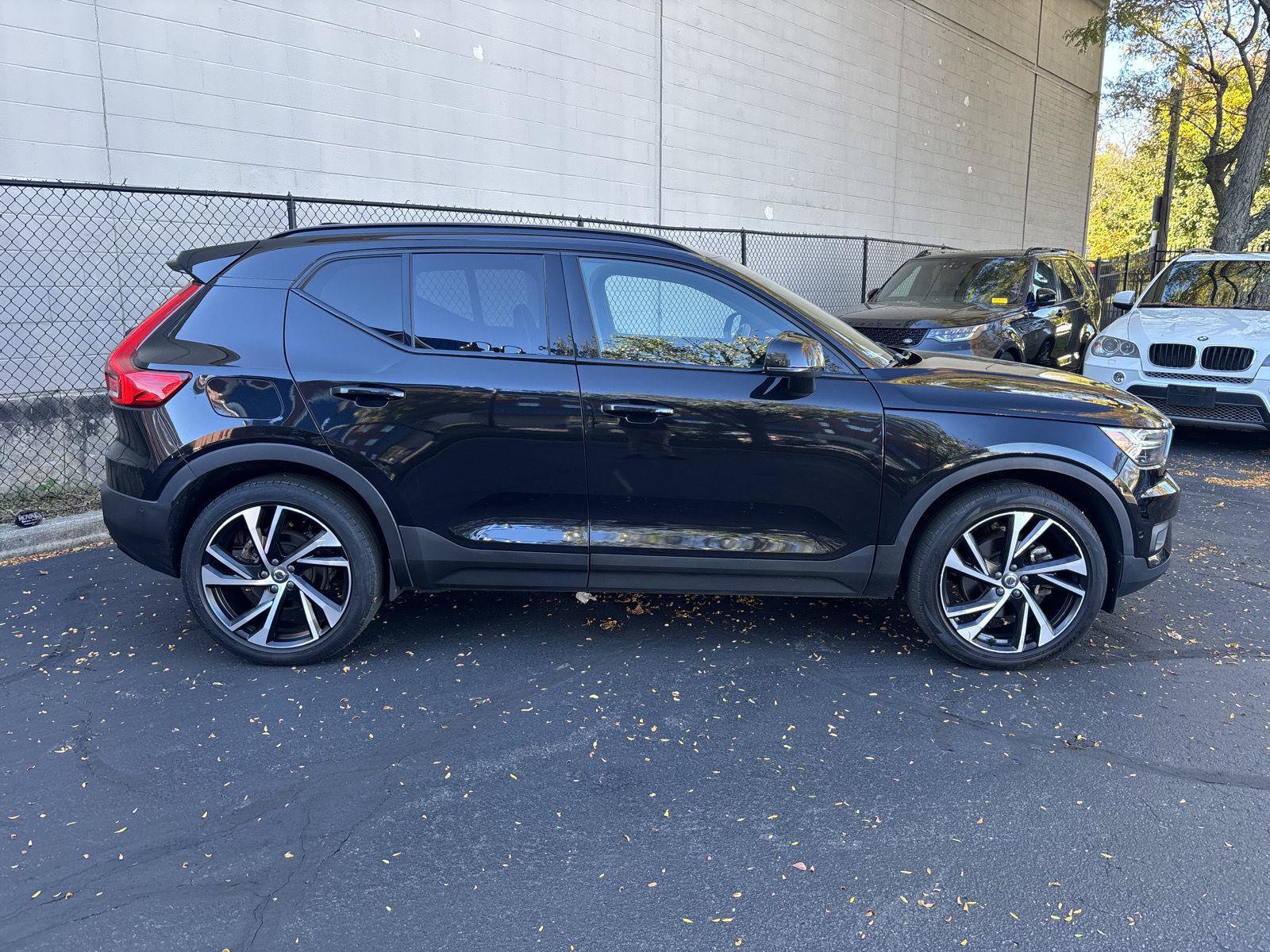 Used 2022 Volvo XC40 T5 R-Design w/ Advanced Package AWD/4WD image 2