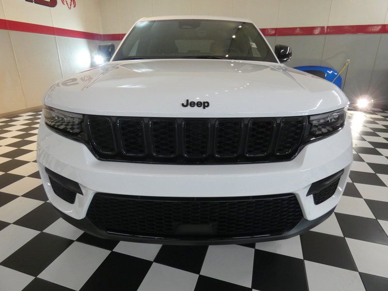 Used 2025 Jeep Grand Cherokee Altitude RWD image 2