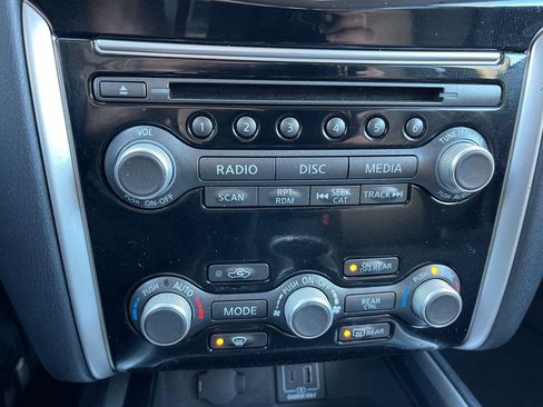 Used 2020 Nissan Pathfinder S AWD/4WD image 13