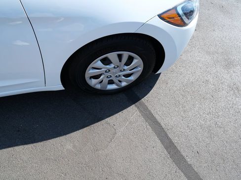 Used 2018 Hyundai Elantra SE FWD image 31