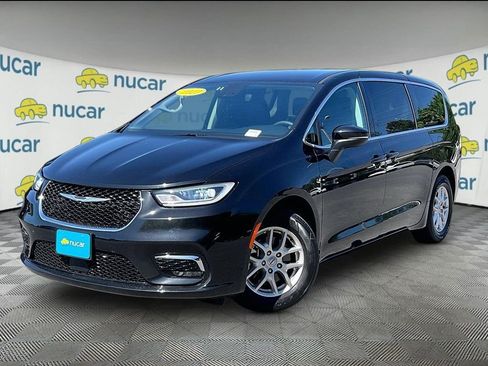 Used 2023 Chrysler Pacifica Touring-L FWD image 3