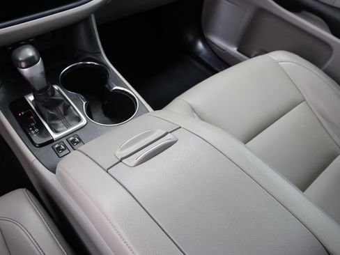 Used 2019 Toyota Highlander XLE FWD image 17