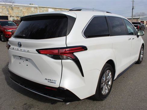 Used 2022 Toyota Sienna Platinum AWD/4WD image 8