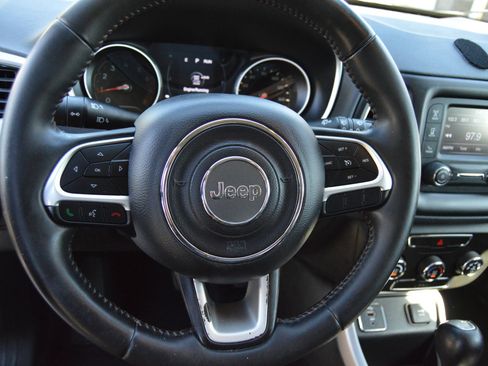 Used 2018 Jeep Compass Latitude FWD image 10