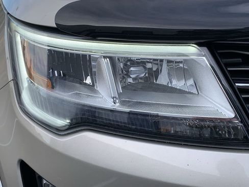 Used 2017 Ford Explorer XLT w/ Equipment Group 202A image 9