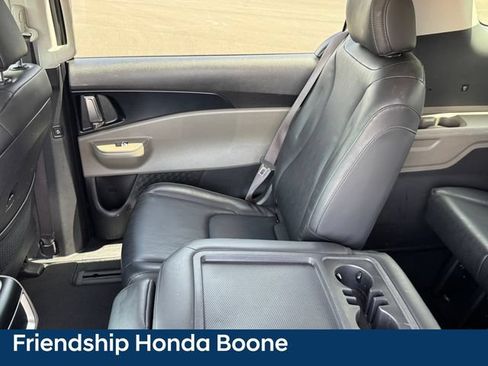 Used 2025 Kia Carnival FWD image 11