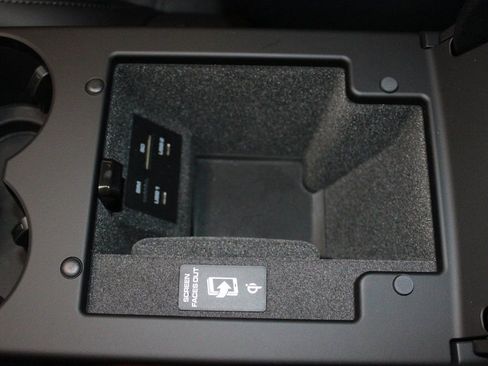 Certified 2026 Porsche Macan image 10