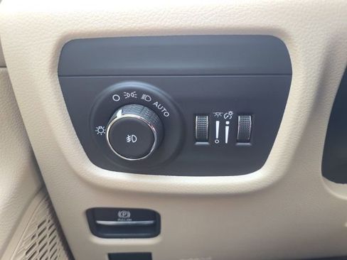 Certified 2025 Jeep Grand Cherokee Limited AWD/4WD image 12
