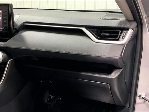 Used 2021 Toyota RAV4 LE image 17