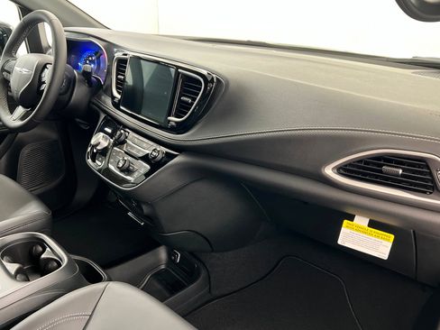 New 2026 Chrysler Pacifica Select w/ S Appearance Package image 24