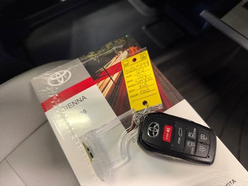 Certified 2026 Toyota Sienna XLE FWD image 34