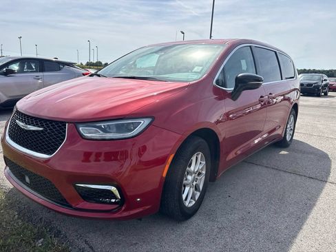 Used 2024 Chrysler Pacifica Touring-L FWD image 8