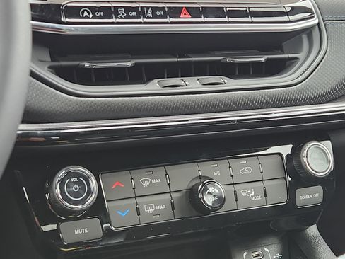 New 2026 Jeep Compass Latitude image 28