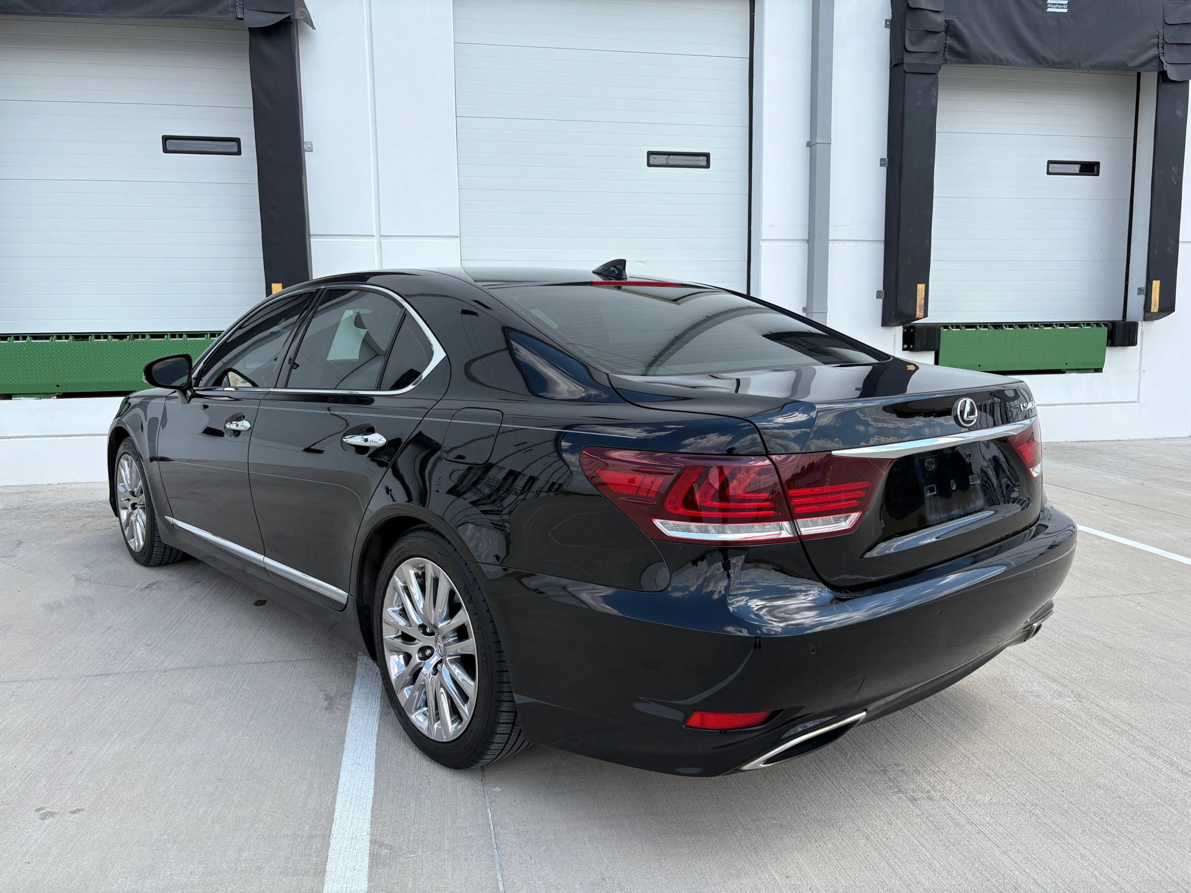 Used 2015 Lexus LS 460 w/ Ultra Luxury Package RWD image 3