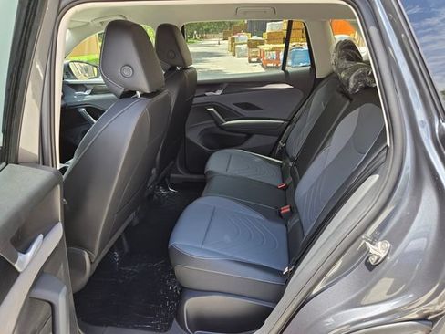 New 2026 Volkswagen Tiguan SE FWD image 11
