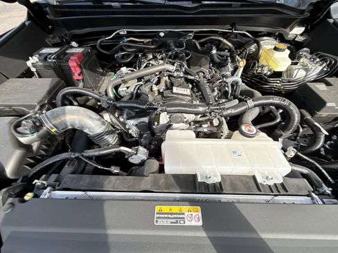 Used 2025 Toyota Tacoma SR5 AWD/4WD image 32
