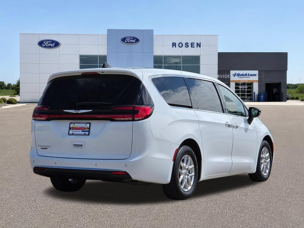 Used 2024 Chrysler Pacifica Touring-L FWD image 3
