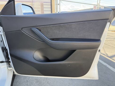 Used 2021 Tesla Model Y Long Range AWD/4WD image 28