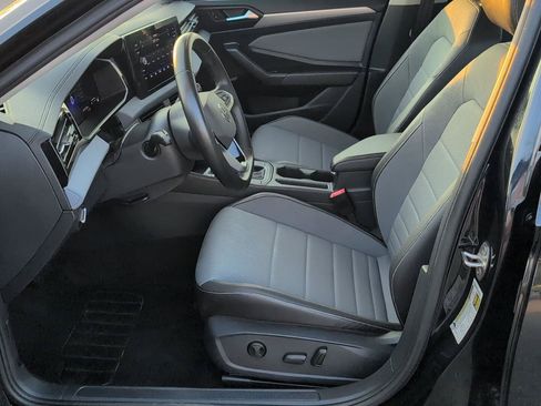 Used 2025 Volkswagen Jetta SE FWD image 17