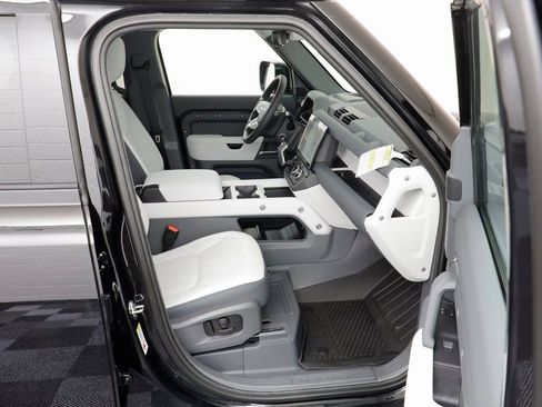 New 2026 Land Rover Defender 110 X-Dynamic SE image 21