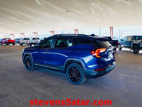 Used 2023 GMC Terrain SLE w/ Driver Convenience Package image 4