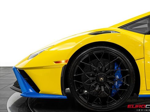 Used 2022 Lamborghini Huracan STO RWD image 15