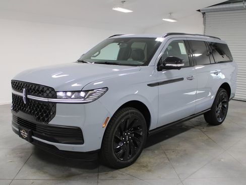 New 2025 Lincoln Navigator Reserve w/ Jet Appearance Package image 3