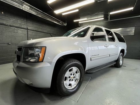 Used 2014 Chevrolet Suburban LT image 2