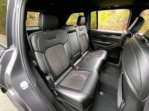 Used 2024 Jeep Grand Cherokee Altitude image 17