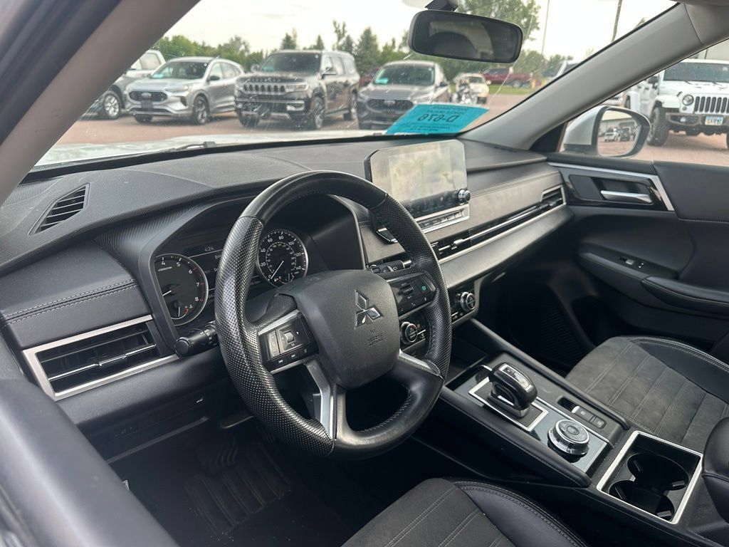 Used 2024 Mitsubishi Outlander SE AWD/4WD image 2