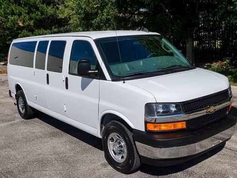 Used 2017 Chevrolet Express 3500 LT w/ LT Preferred Equipment Group RWD image 23