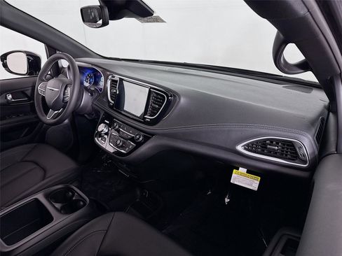 New 2026 Chrysler Pacifica Select FWD image 22