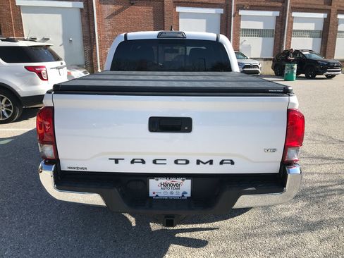 Used 2017 Toyota Tacoma TRD Off-Road image 6