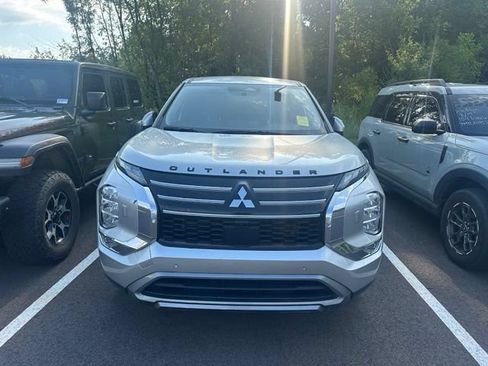 Used 2025 Mitsubishi Outlander SE AWD/4WD image 3