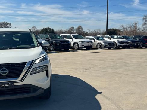 Used 2023 Nissan Rogue SV image 3