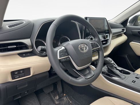 Certified 2023 Toyota Highlander XLE image 11